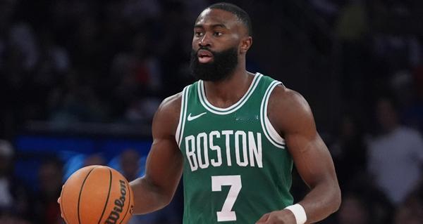 杰伦·布朗在周六凯尔特人以146比115大胜快船的比赛中轰下50分，追平个人生涯