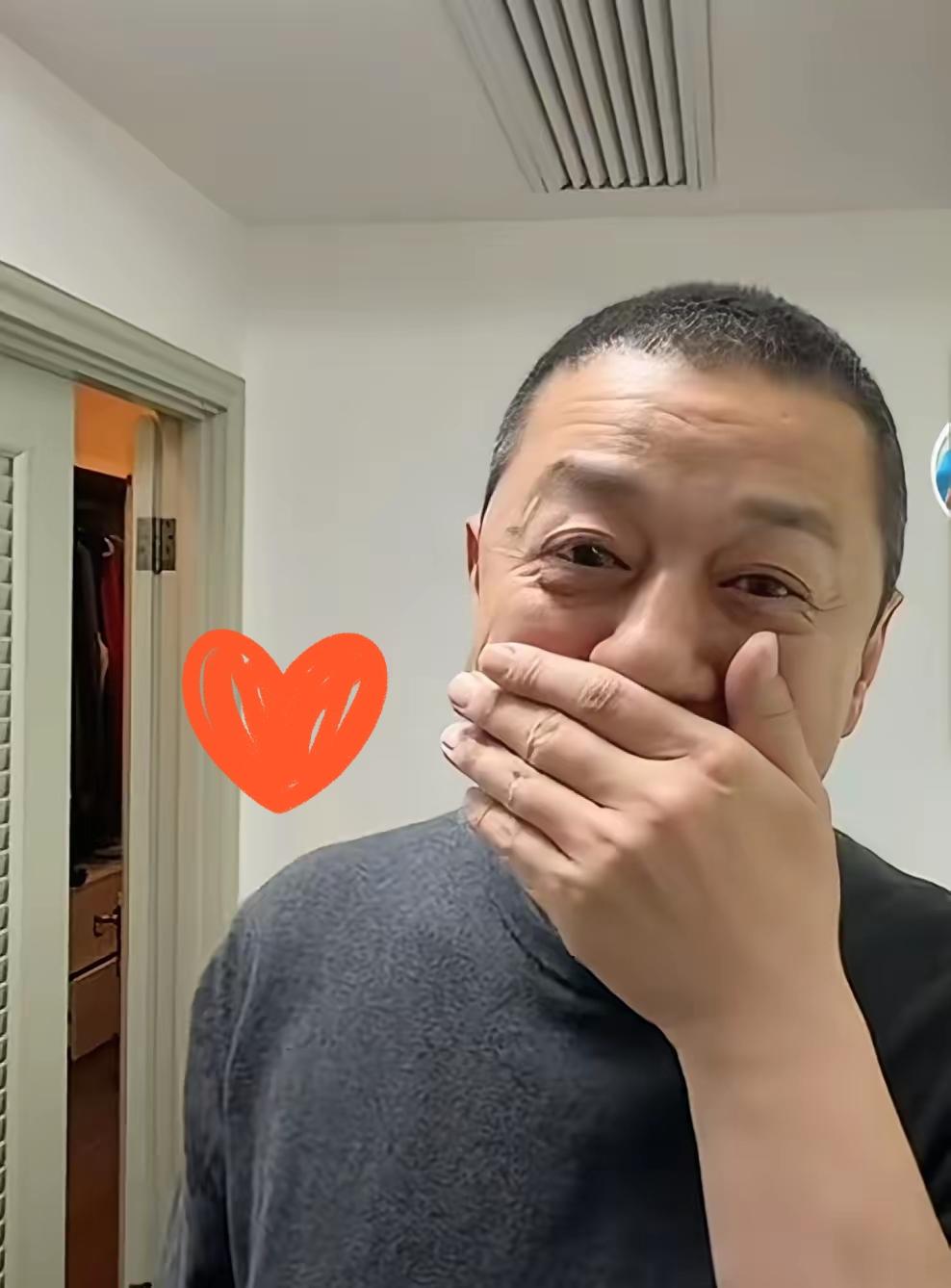 李亚鹏感动落泪了！李亚鹏谈及嫣然香港募捐仅400万，被网友嫌弃数额太少。可即