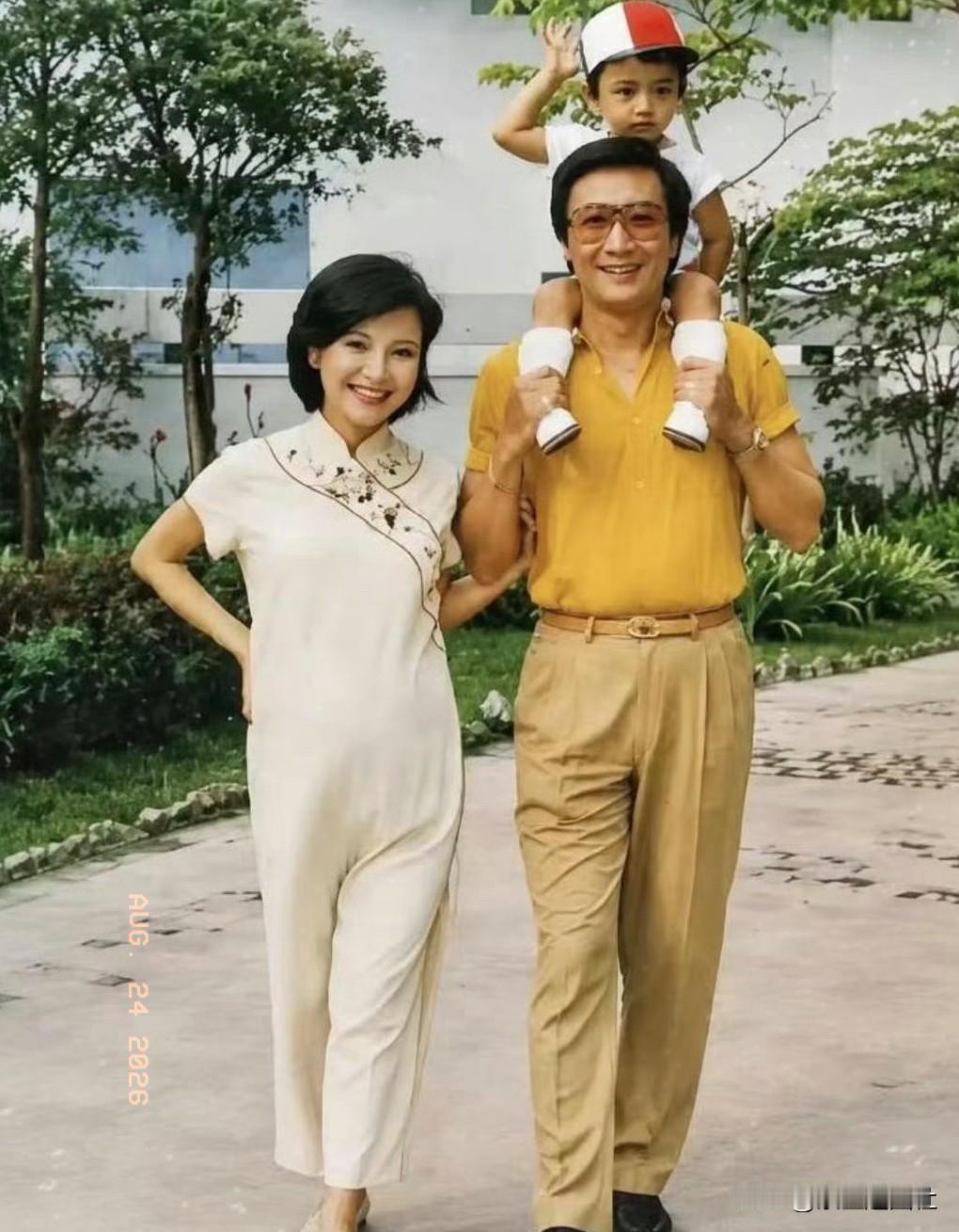 1982年的定格画面里，46岁的谢贤弓着脊背，将尚在咿呀学语的2岁谢霆锋稳稳托在