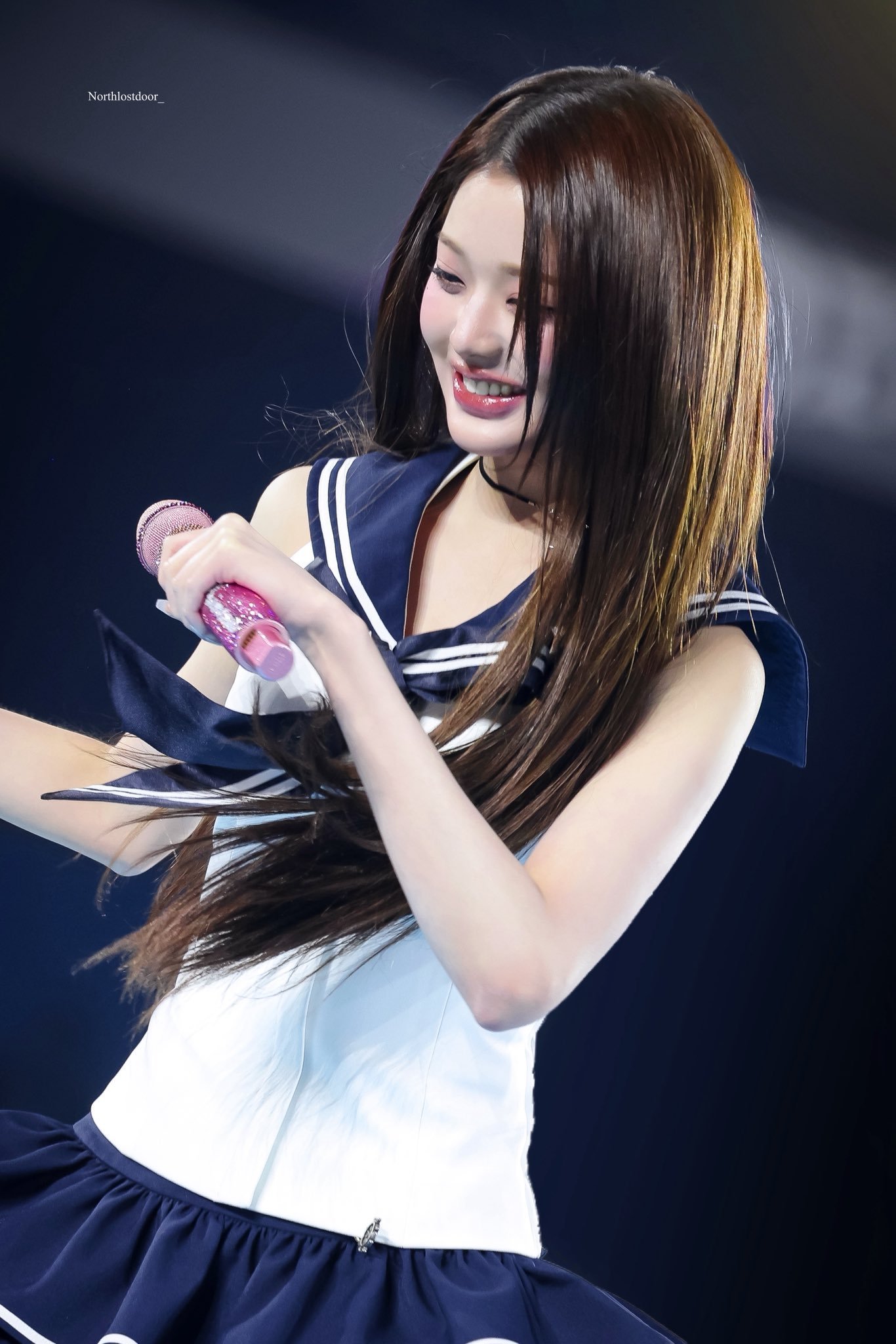 看到没有美人不仅是脸美身材美头发丝美连骨架都是美的…..