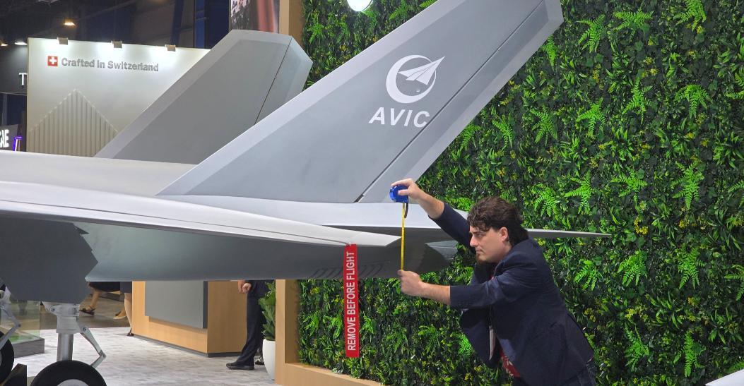 有点难绷，美国军火商帕尔默·拉奇在新加坡航展上，用皮尺测量中航工业展出的歼-35