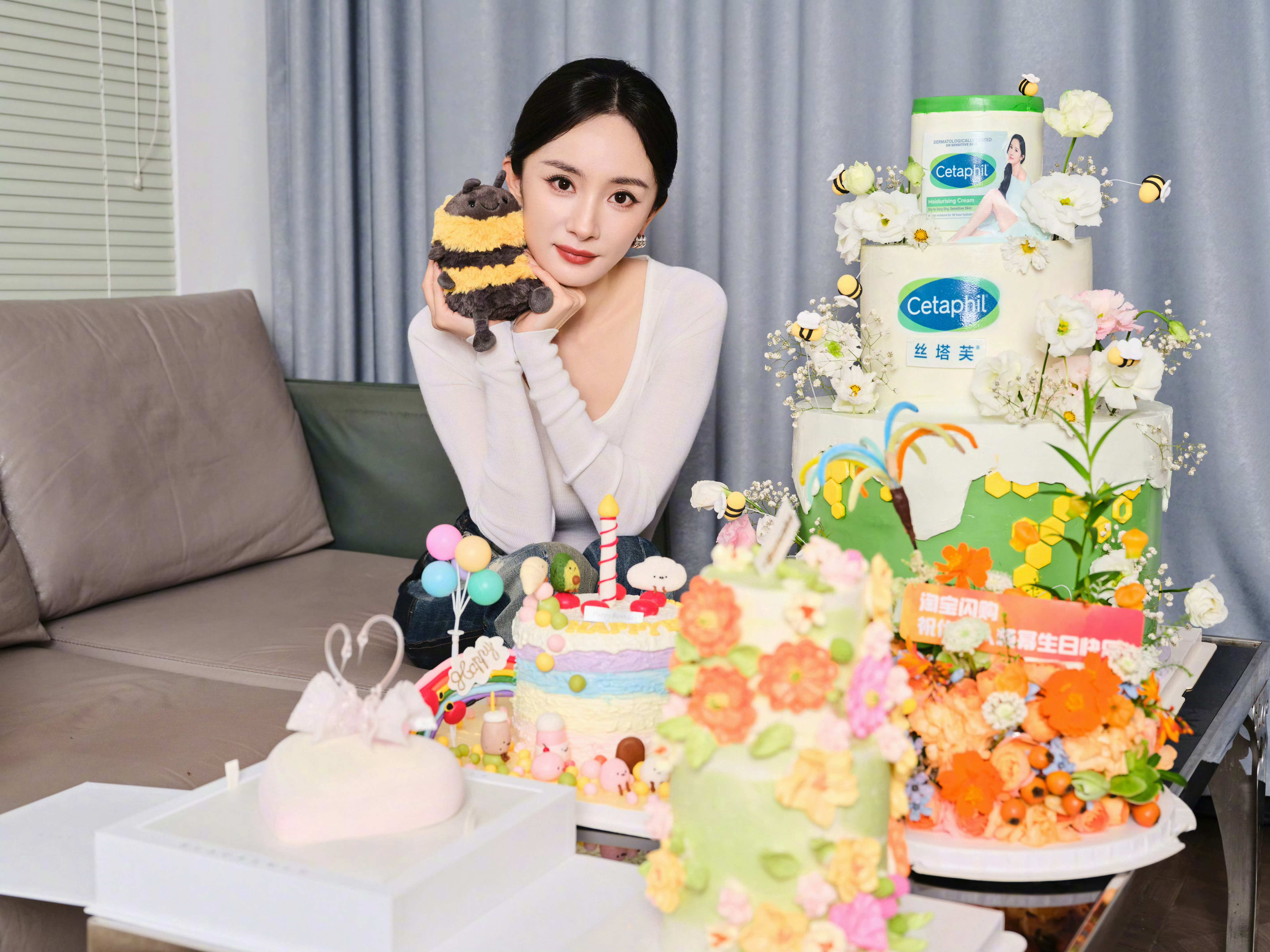 杨幂不知道啊，生日蛋糕上除了有自己的符号、粉丝、鲜花、水果和美好寓意还能有什么