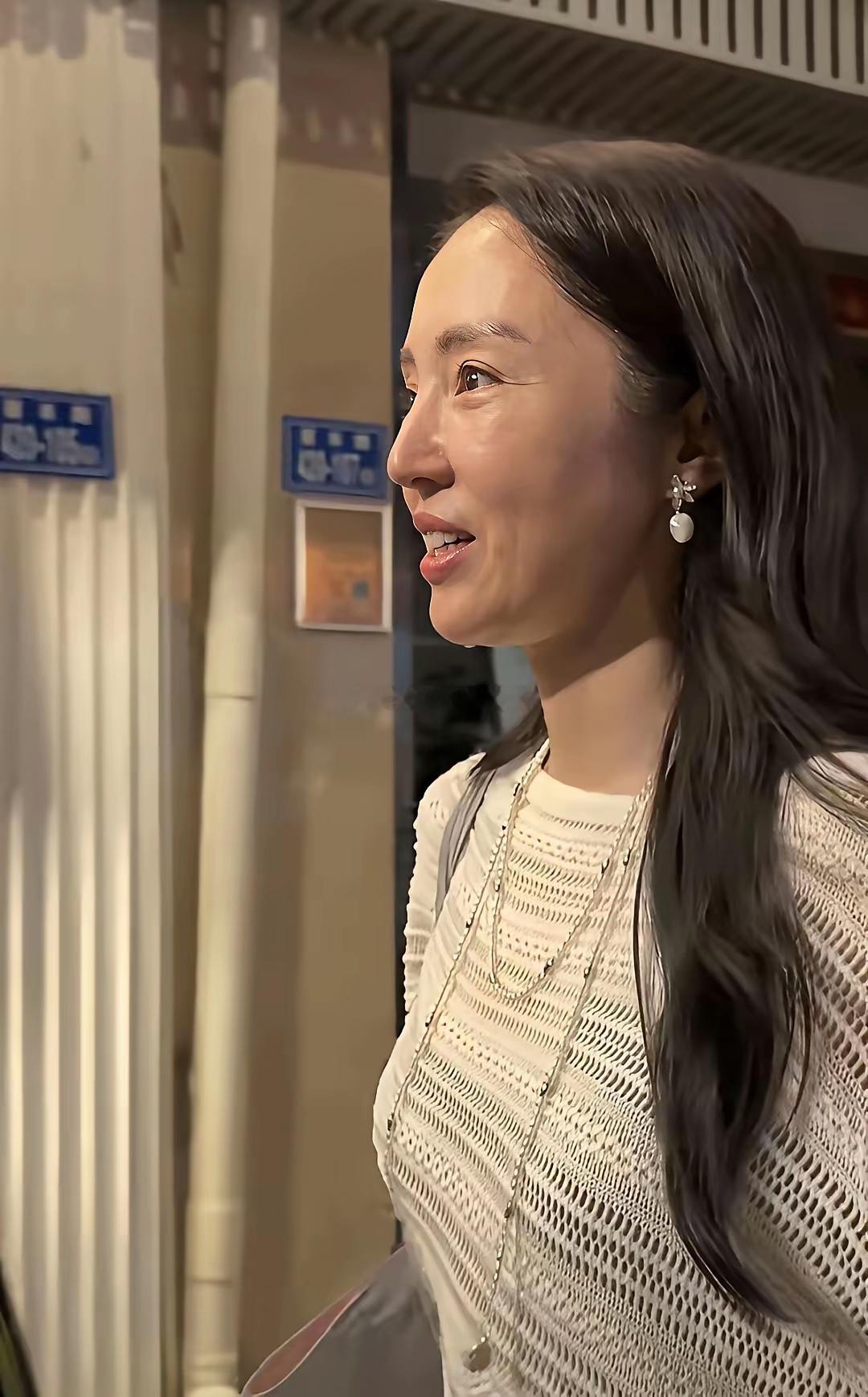 不得不说她的五官条件真的特别好！​​​