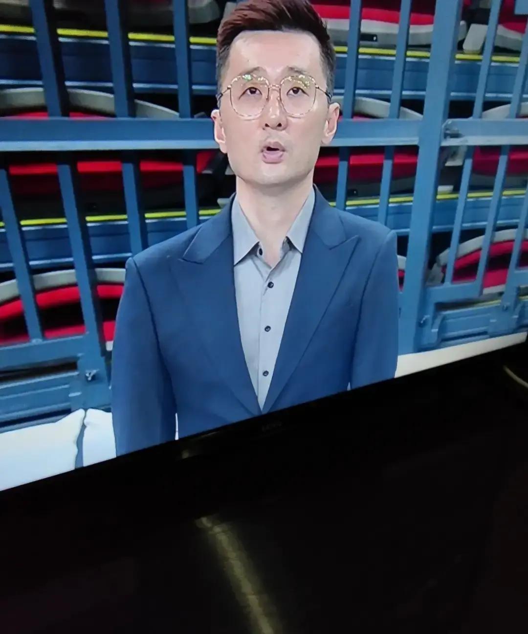 别再骂刘炜保守了。他抽屉里锁着新阵容，钥匙却被“怕输”锈住了。打北控前他干