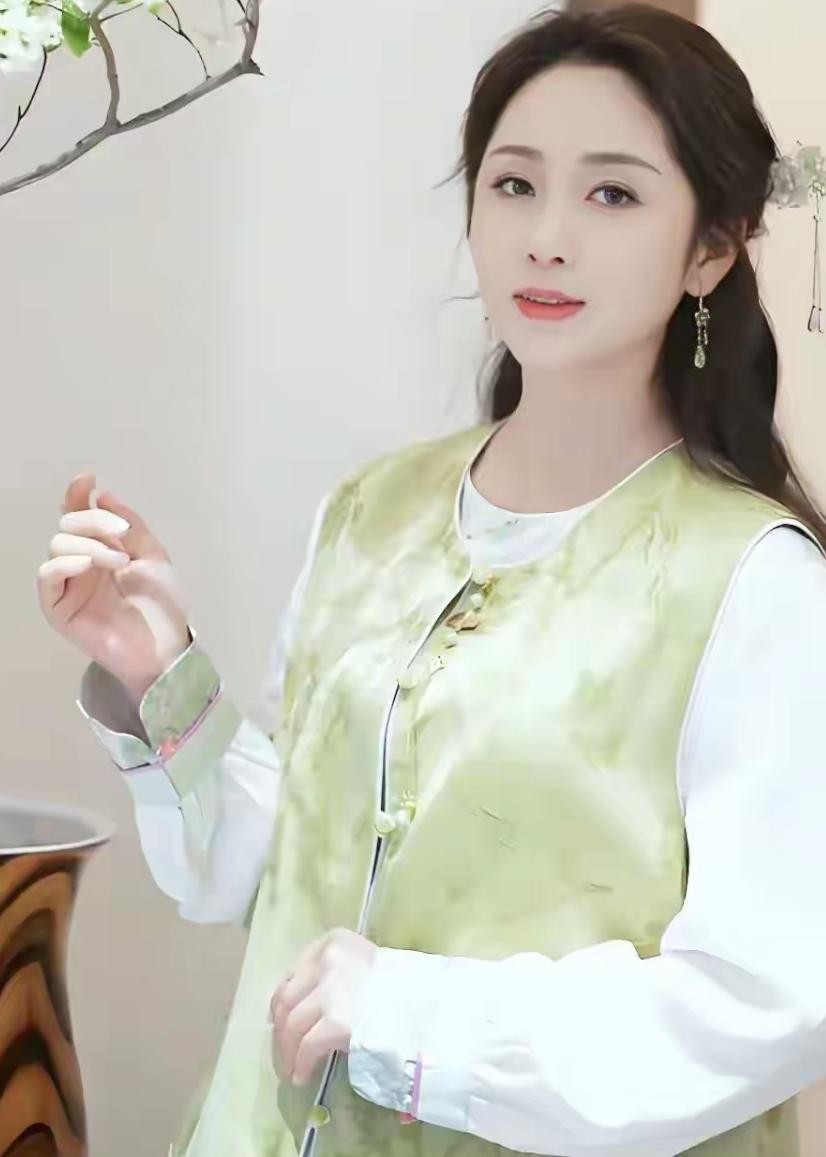 她靠星光大道一炮而红，却因当小三前途尽毁，今39岁活成这样娱乐明星