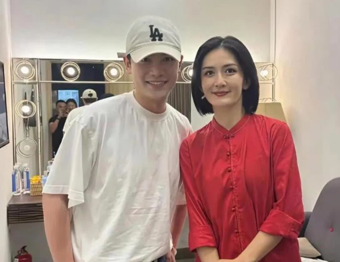 不知不觉谢娜也老了，虽然妆容精致，衣着鲜艳，但依旧遮不住满脸的沧桑，眼袋明显，法