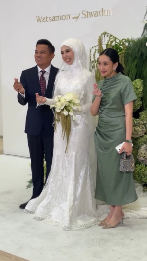 佩通坦参加朋友的婚礼，好美的千金！虽然为泰党在新内阁中占位为0，但佩通坦没有