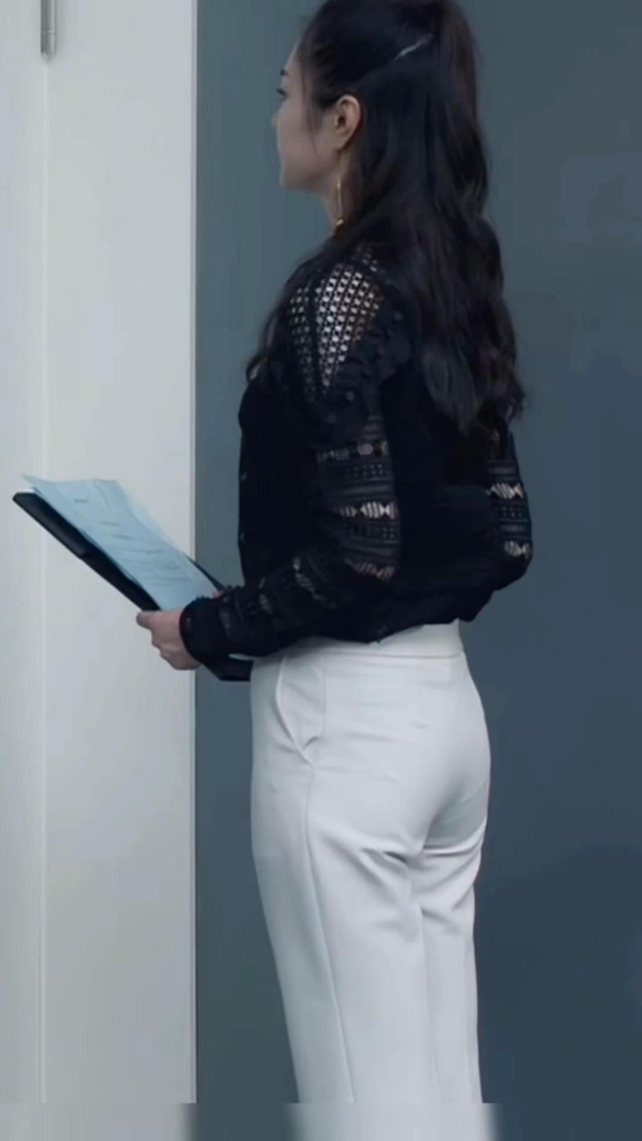 宋轶的白色西装裤，好笔挺！宋轶蕾丝上衣这么搭黑色上衣时尚搭配黑色蕾丝装风