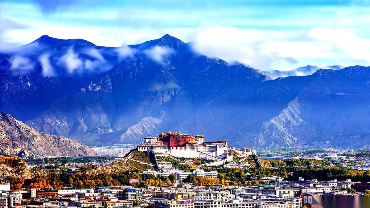 我跟你说，刚刚有个念头吓了我一跳。我以为的诗和远方，那个叫拉萨的地方，房价居然