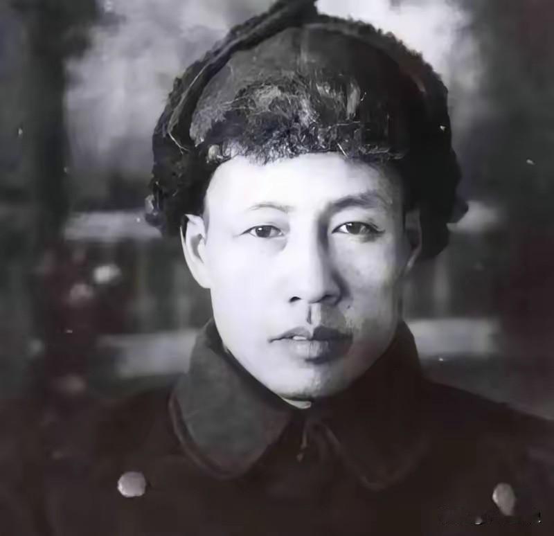 1940年，八路军政委吴富善缴获了一匹鬼子的洋马。高头大马，威风凛凛，他乐得合不