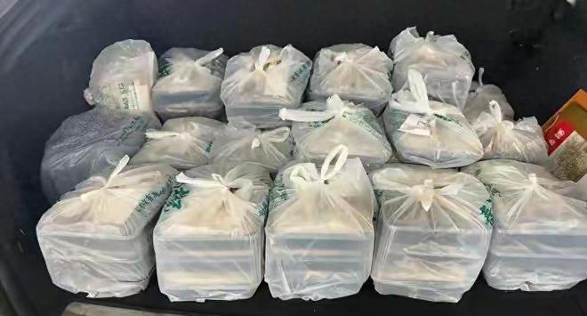 谁能想到，最荒诞的跨境走私，不是贵重奢侈品，而是足足51公斤的家常盒饭！一名35