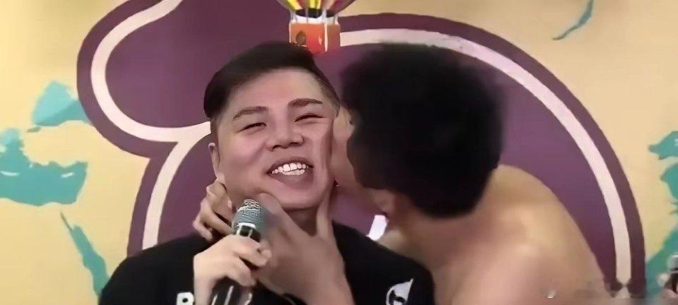 你敢信？那个花300万买太空船票的黄景瑜，11年前在节目上被人当众扒衣、按头涂口