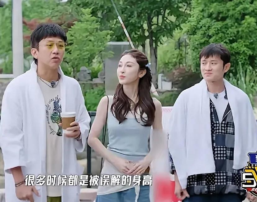 邓超当着王祖蓝和王勉的面，炫耀自己的实际身高很高，别人看到他真人都会被他的身高所