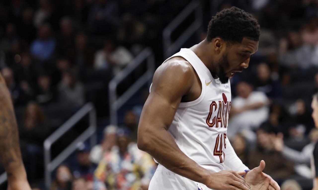 骑士怎么了？什么原因让骑士从上个赛季的夺冠热门球队跌落到如今在附加赛区挣扎。两大