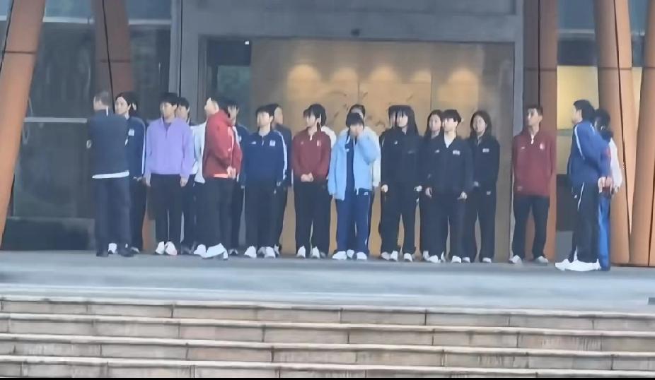 🌞成都集训早训点名！一眼逮住莎莎，曼昱藏得有点深国乒成都早训点名啦，队