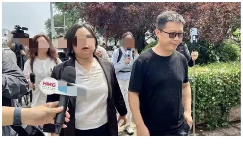 这位可以说是“中国最惨男人”之一据说他是货车司机，2002年和前妻李某结婚，婚