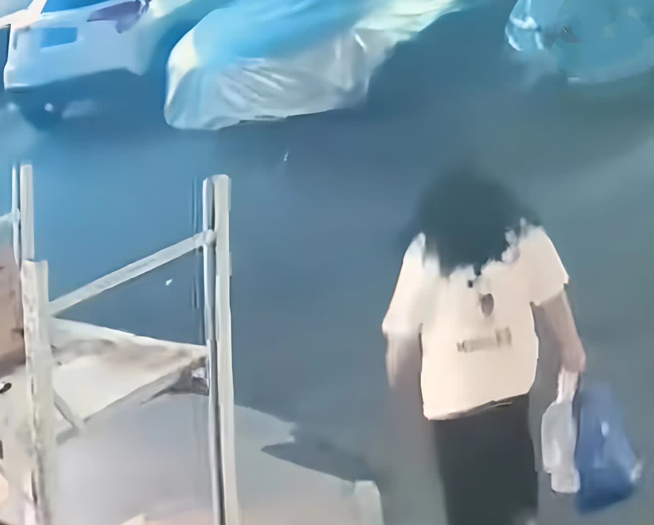 这小仙女火了顺走别人2元外卖结果还吃不着7.5日，上海一名大学生