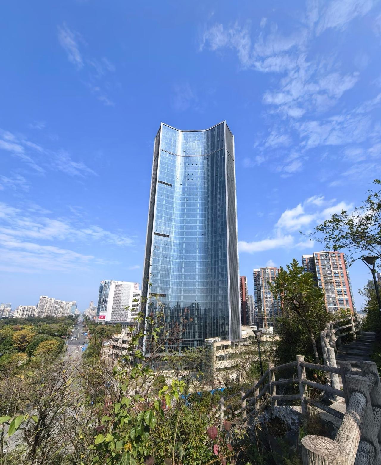 还记得柳州三胞广场吗？那个总投资30亿、号称要引入众多高端业态的项目，如今成了烂