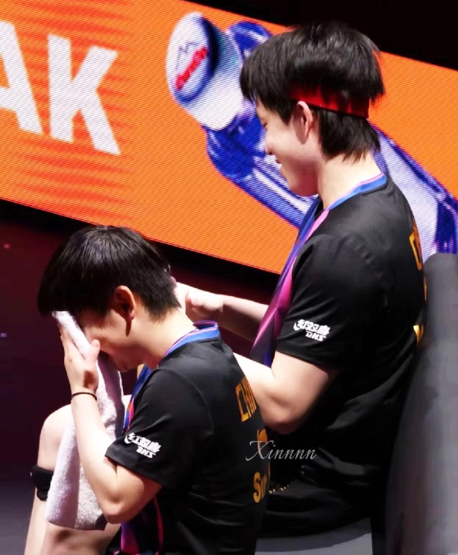 果然这两人不能对视一眼，一对视就笑场，这是彻底憋不住了。混双内战真是欢乐