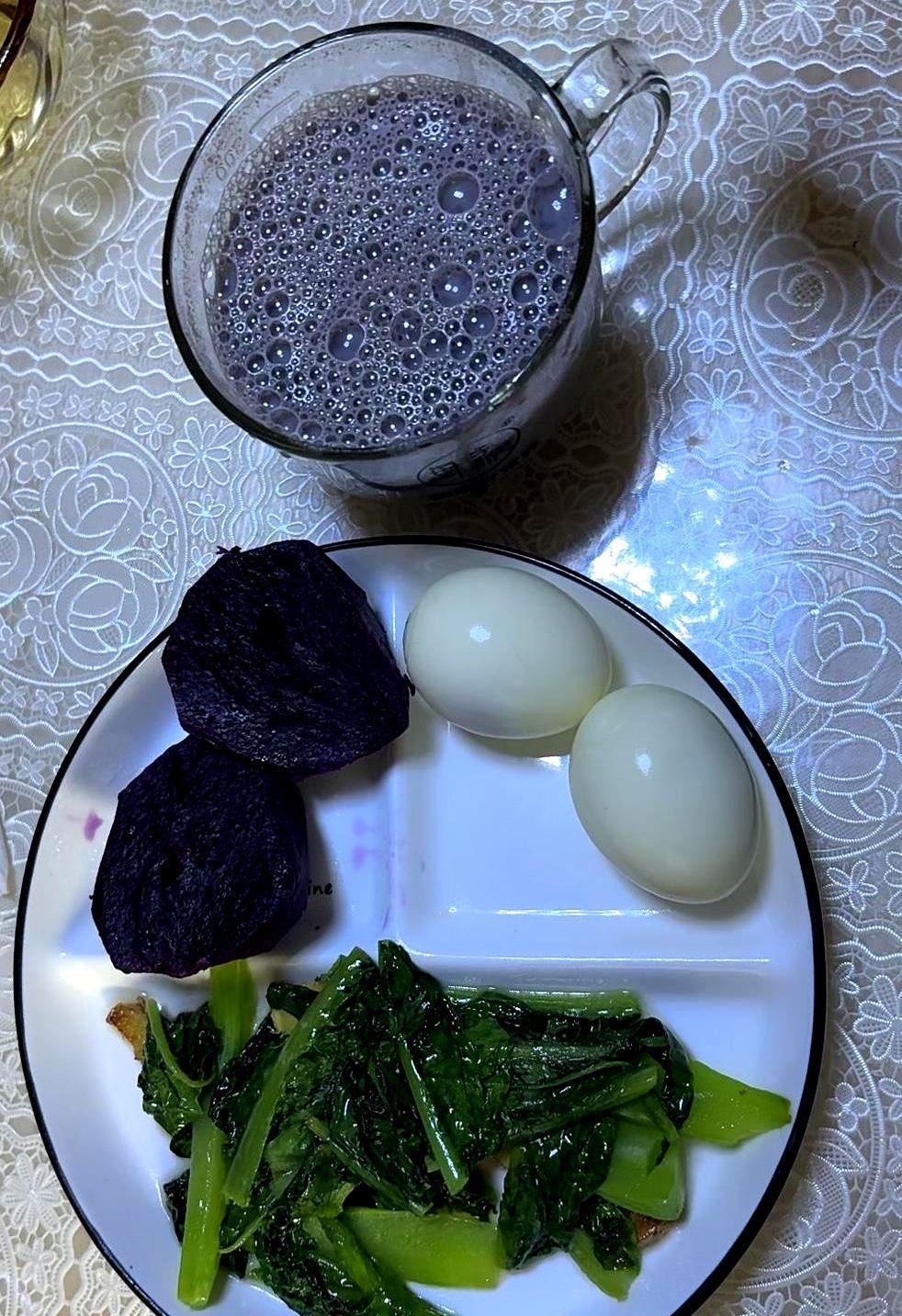 别跟体重秤较劲，它不懂你有多累。23点前躺下，身体自己开始烧油。每天走六七千