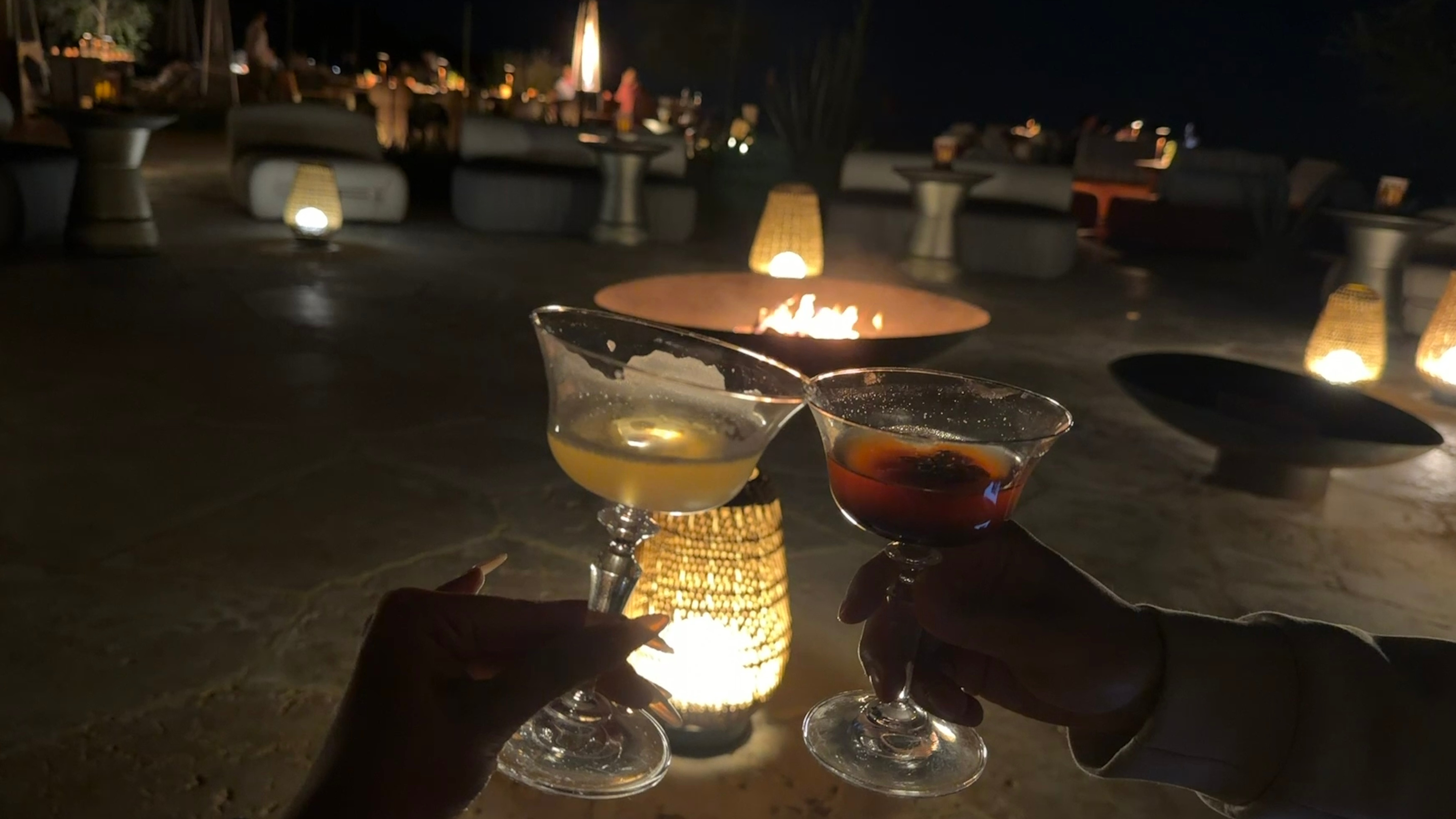 红泥小火炉。共饮一杯无？