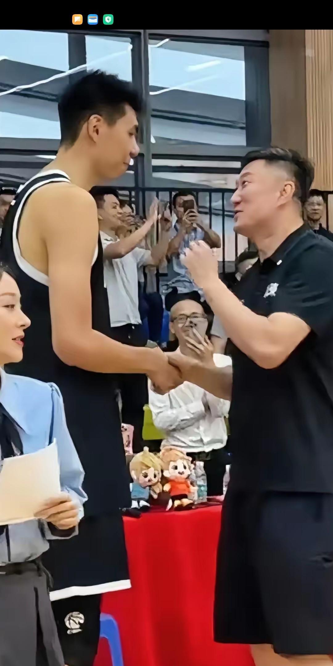 上赛季杜峰的两个救命稻草，徐杰和吉伦诺特，如今已经剩下徐杰一个了。从今晚“四大名