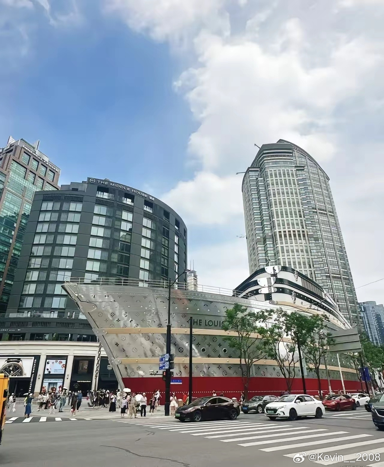 上海南京西路的LV船型旗舰店，感觉豪华程度不亚于纽约、巴黎的LV大楼。听说是全球