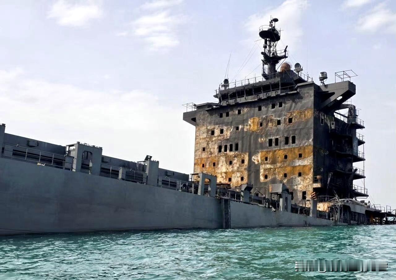 看，这就是伊朗革命卫队海军的沙希德·马赫达维号浮动基地舰，被美军空袭后的样子。4