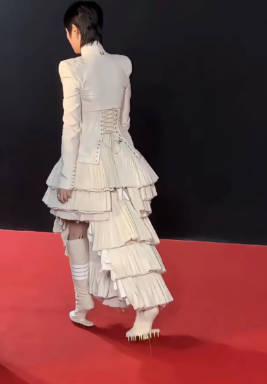 李宇春的高跟鞋，奇葩又搞怪，第一眼以为是拖鞋，近看还带钉子，请问这好走路吗？看她