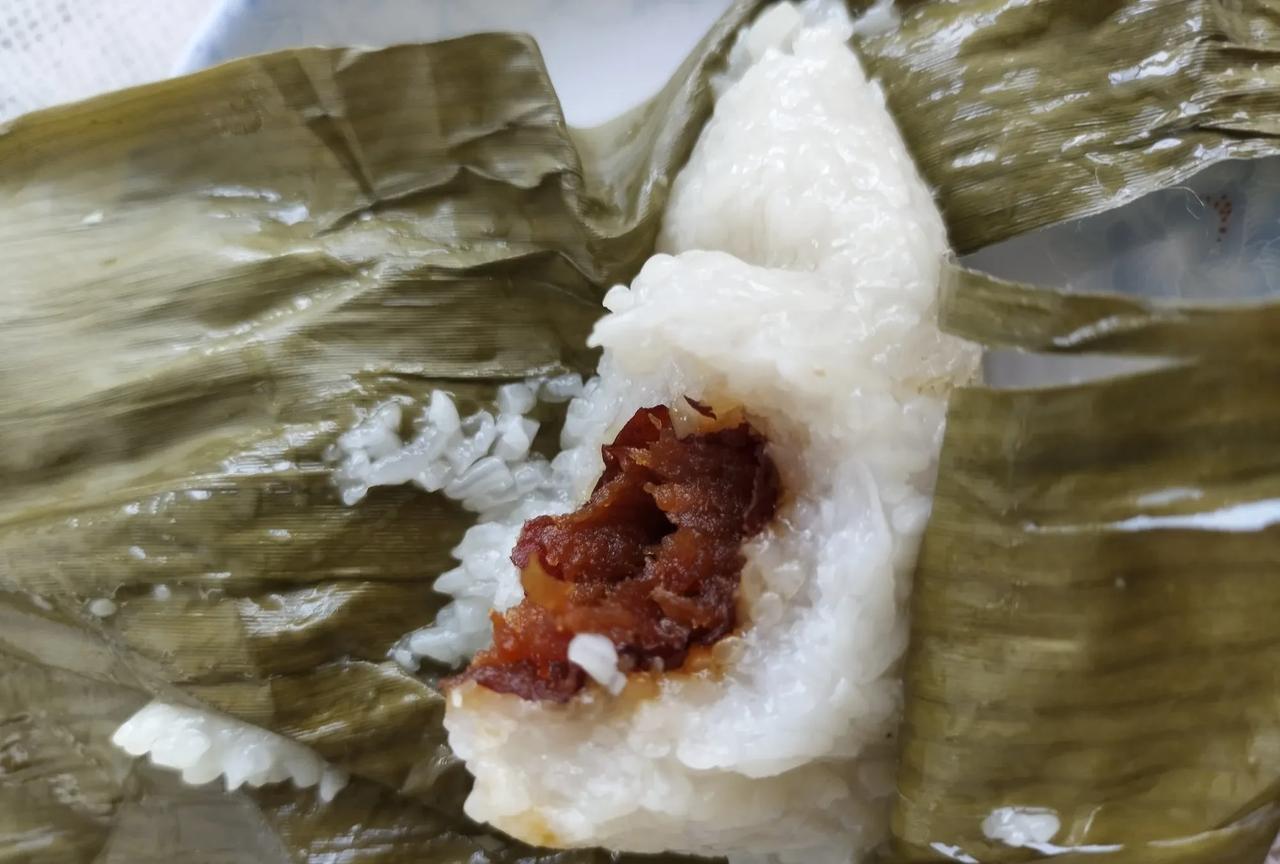 一大早我在厨房包粽子，老伴在一边叨叨个不停，没一句中听的。老伴说:你这包粽子的