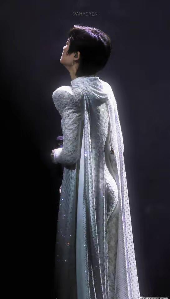 哦豁！真要被“春哥”逗死了，她这是打算让那些嘲笑她是“男人婆”的人闭嘴吗？万万