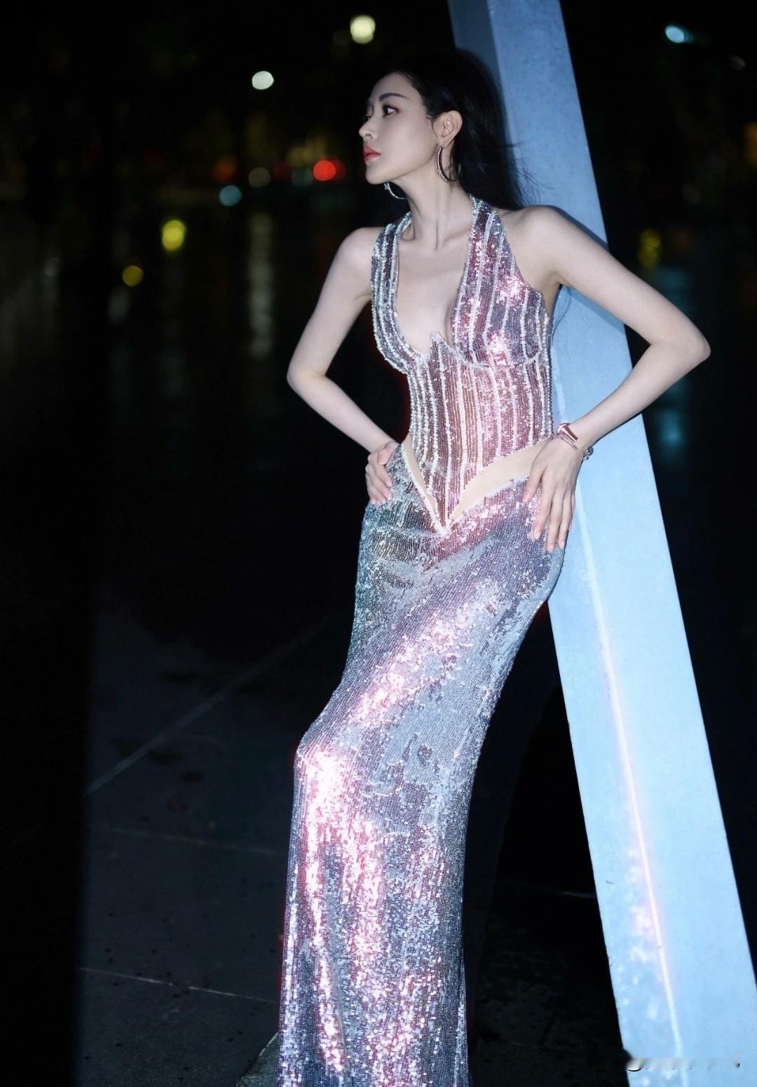 张天爱穿上波光粼粼的礼服，像极了黑夜里的一条美人鱼