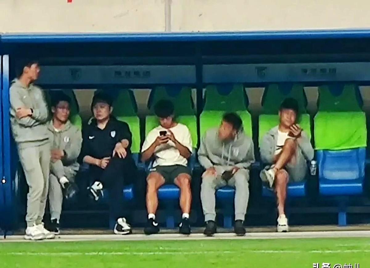 U16国青10号核心球员邝兆镭出现在中超联赛大连英博对梅州客家的比赛场上。作