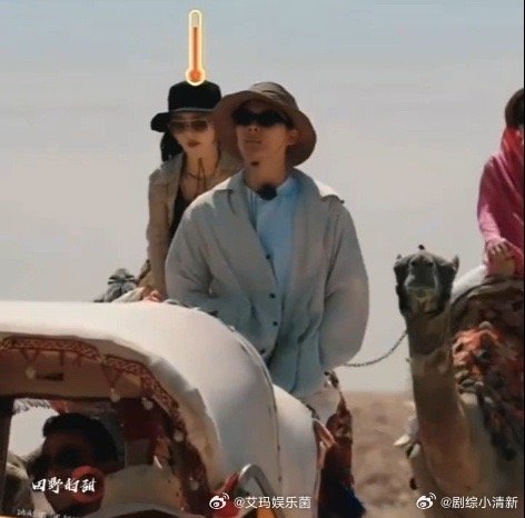 张晚意骑骆驼迷死我了谁能拒绝张晚意沙漠骑骆驼的魅力？黄沙背景下他身姿利落，单手