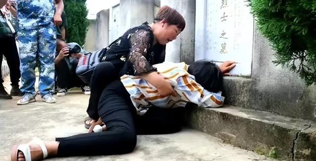 1984年接到新婚丈夫牺牲在老山战场噩耗时，谢玉花毫不犹豫改嫁大伯哥。被停发烈士