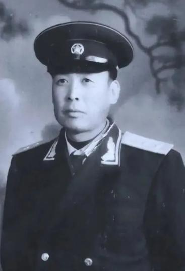1943年，八路军排长伪装汉奸，在日军宴会上大吃大喝，旁边一个日军头目问：“你是