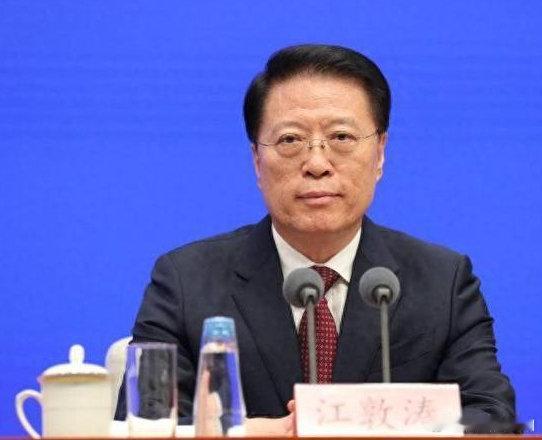 这是一只实实在在的大老虎!一是副部级的干部,二是2025年查的第一个现职的。江敦