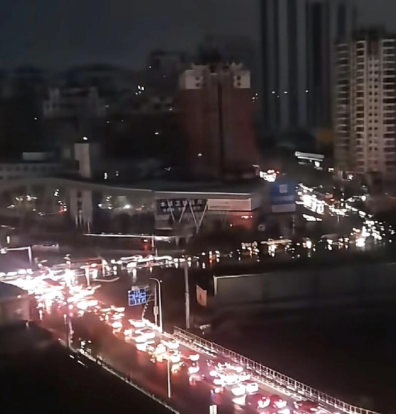 本溪怎么突然就大面积停电了昨天辽宁本溪傍晚很多人在开车前往回家的路上可不清楚