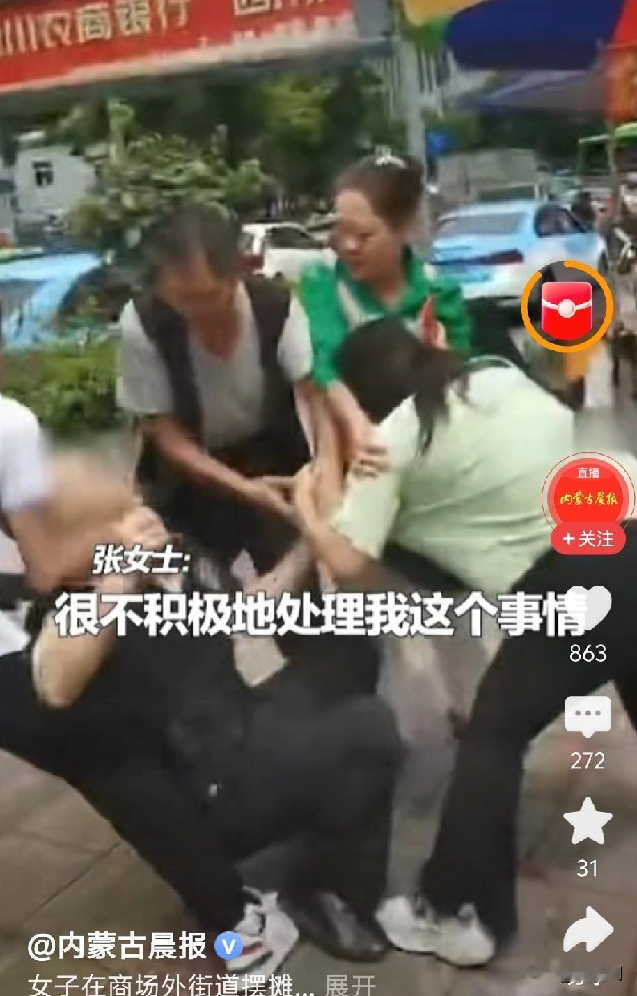 这个保安太可恶了，驱赶摆摊的，还打砸人家摊位，殴打摊主。白衣男子去劝架，全程