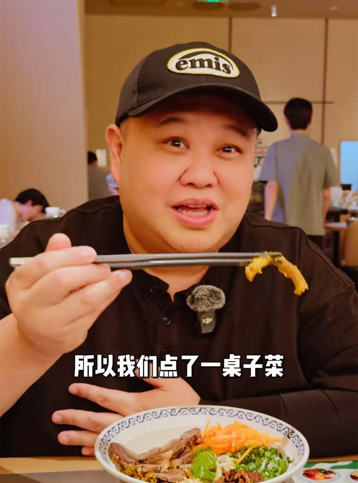 相声演员孙越带着团队成员聚餐，点了满满的一桌子菜，好吃到要飞起来。昨日，孙越分