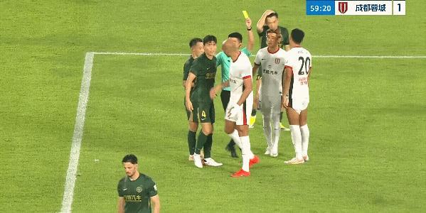 韦世豪这是干嘛，本来就是费利佩犯规在先，你愤怒什么呢？你去和对方发生口角冲突干什
