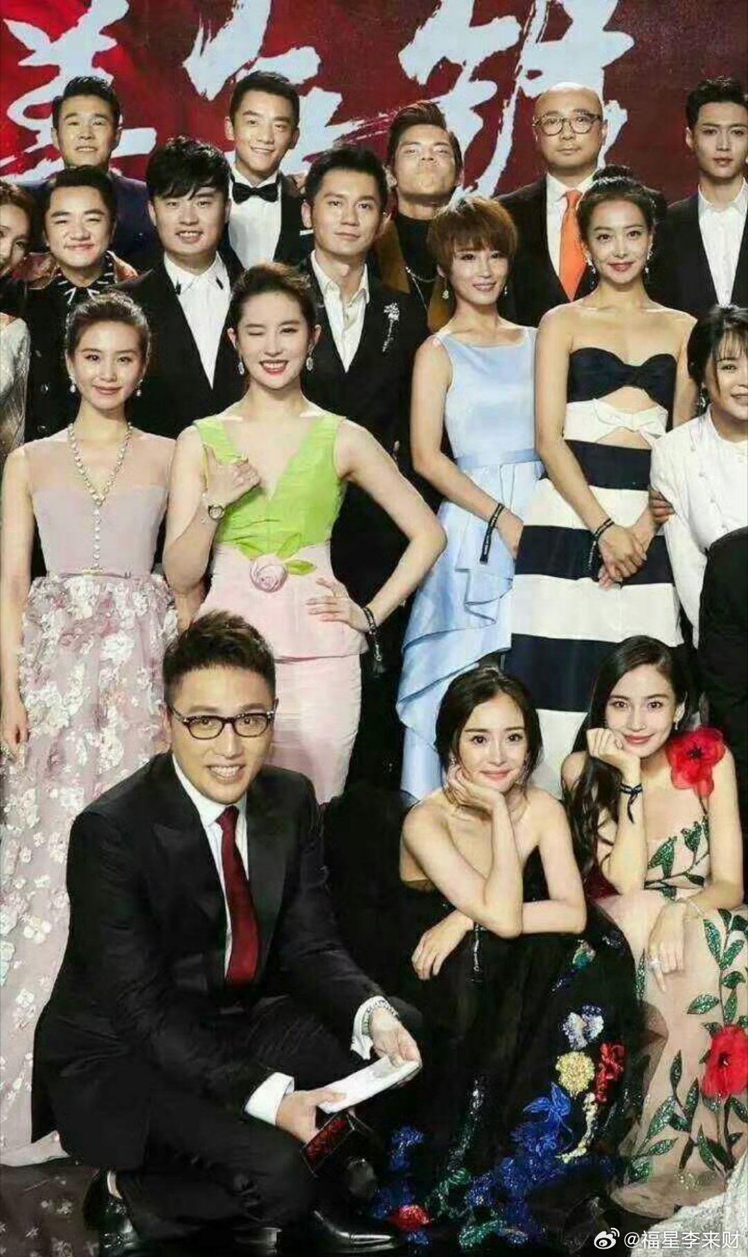 十年前的明星大合影，看到一张张熟悉的面孔明星古早大合影，十年前的他们和她们，当时