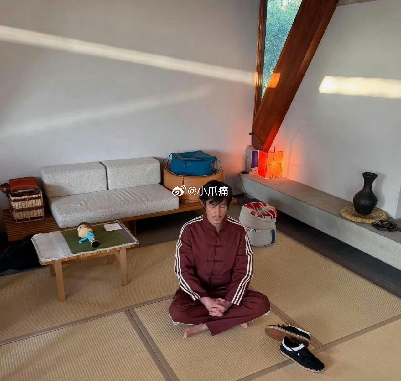 陈冠希在洛杉矶5500w刚买的豪宅里，打坐、悟人生中。