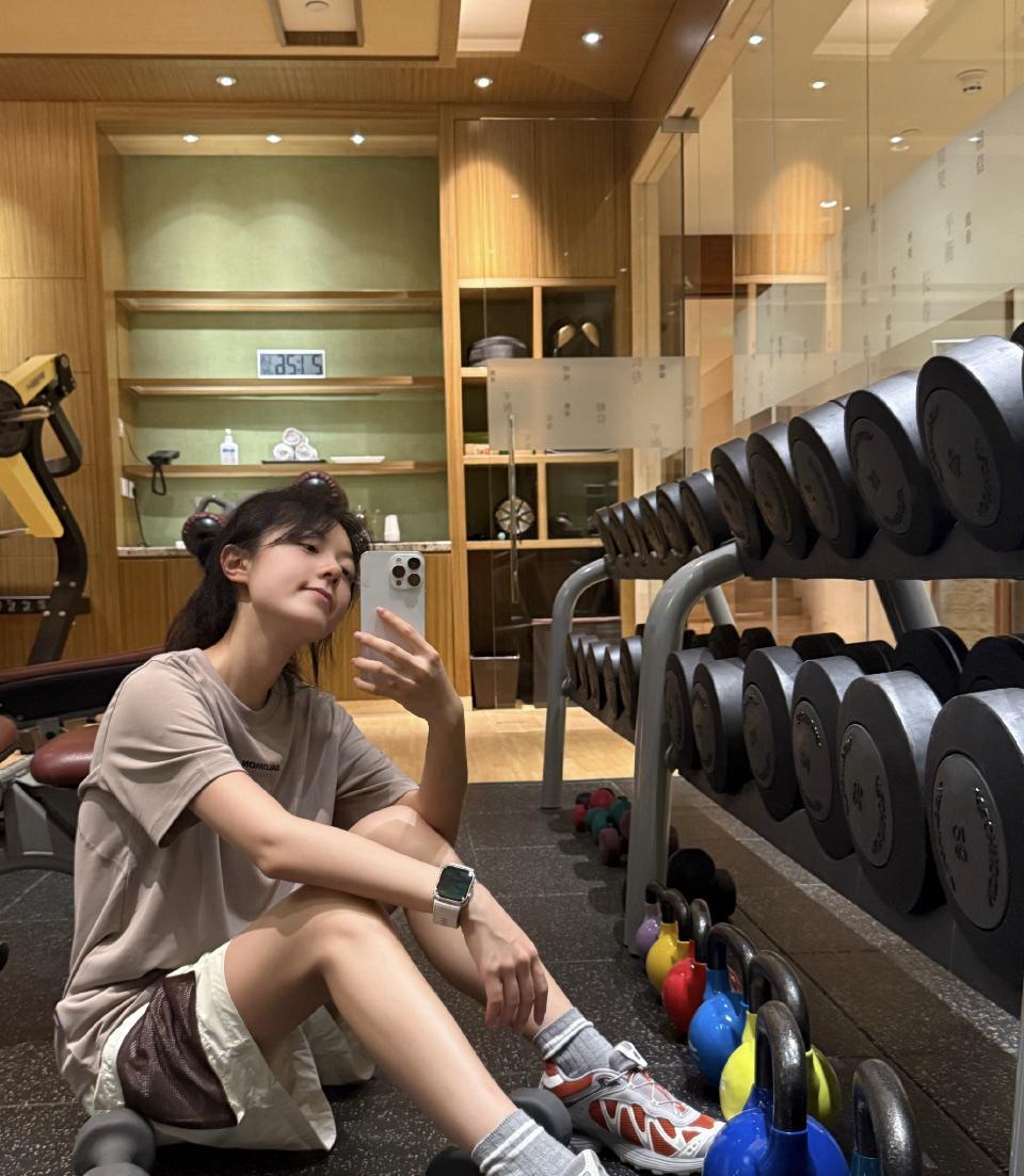 撸铁普拉提玩得溜，专攻肩背腰腹线条，增肌？达咩，主打一个协调好看。晨跑是刻进DN