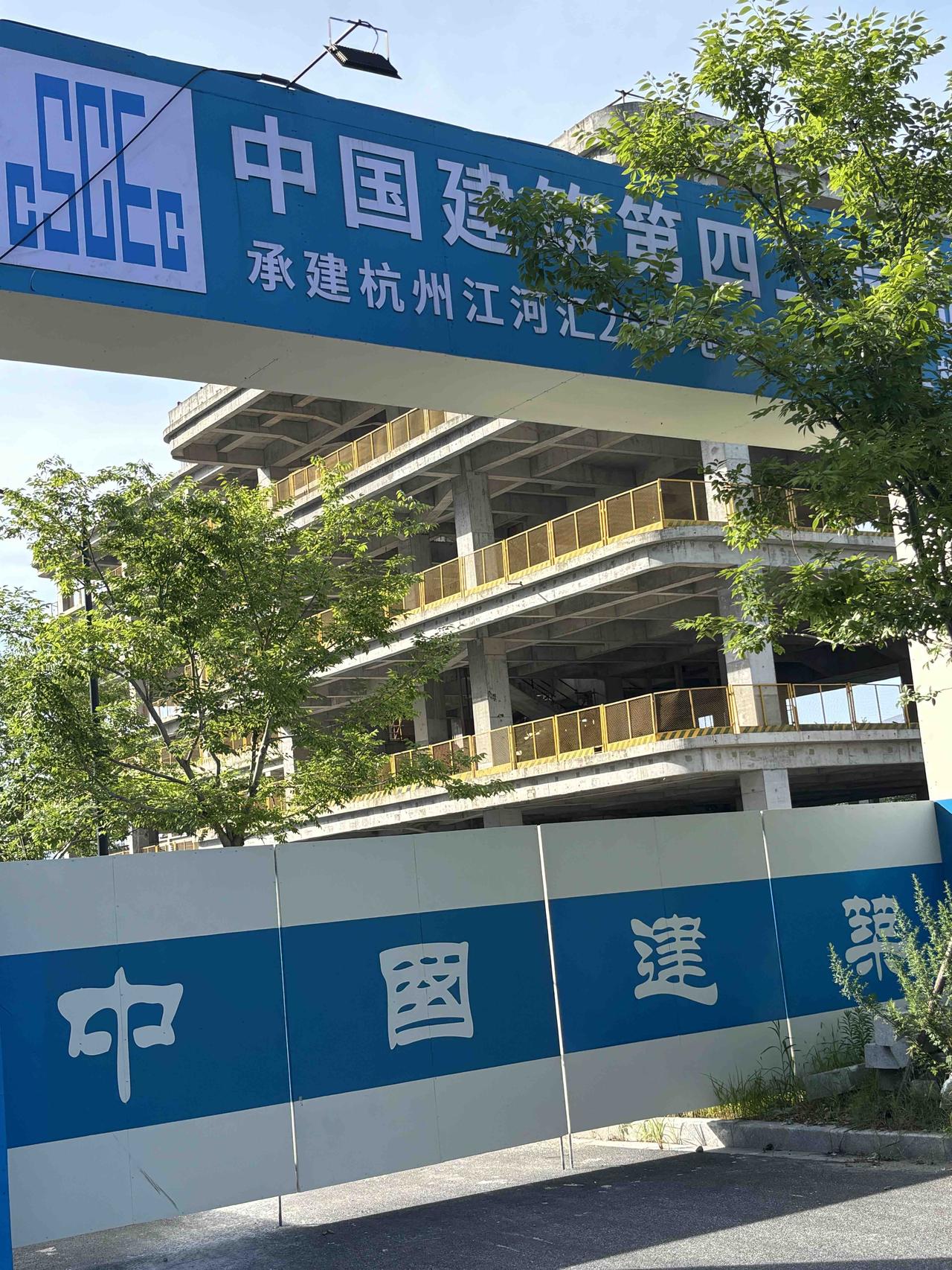 杭州江河汇尴尬一幕！核心地块建筑长期停工，水泥框架和江景格格不入！杭州江河汇