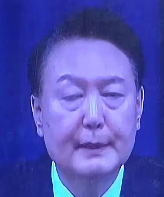 韩国前总统尹锡悦17日宣布退出国民力量党，这个曾经携夫人一起搞外交的总统，下场比朴槿惠还惨，不紧因“
