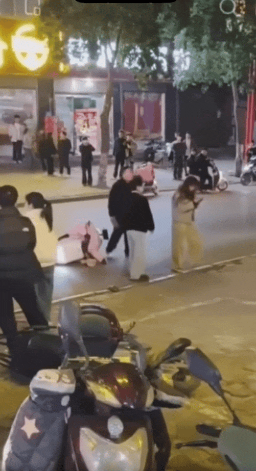 太嚣张了！视频显示，平顶山这个男子绝对是个练家子，为护母使出了看家本