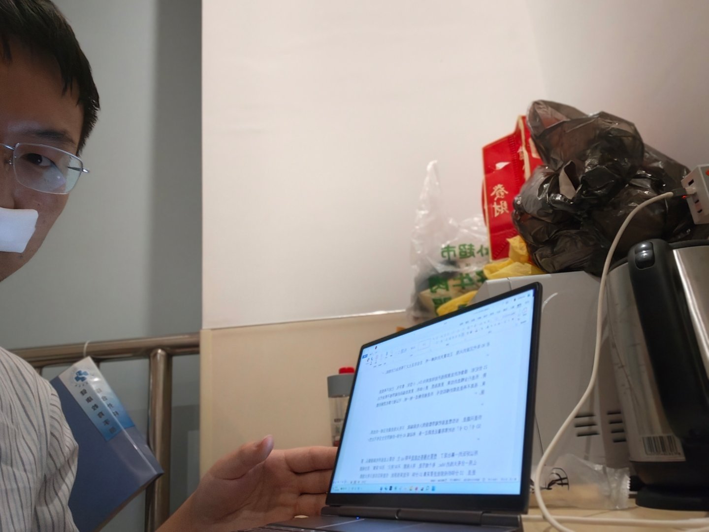 护士过来查房，说你应该多睡一会，我说我在写东西，她说：啊？还有人当天做手术，当天