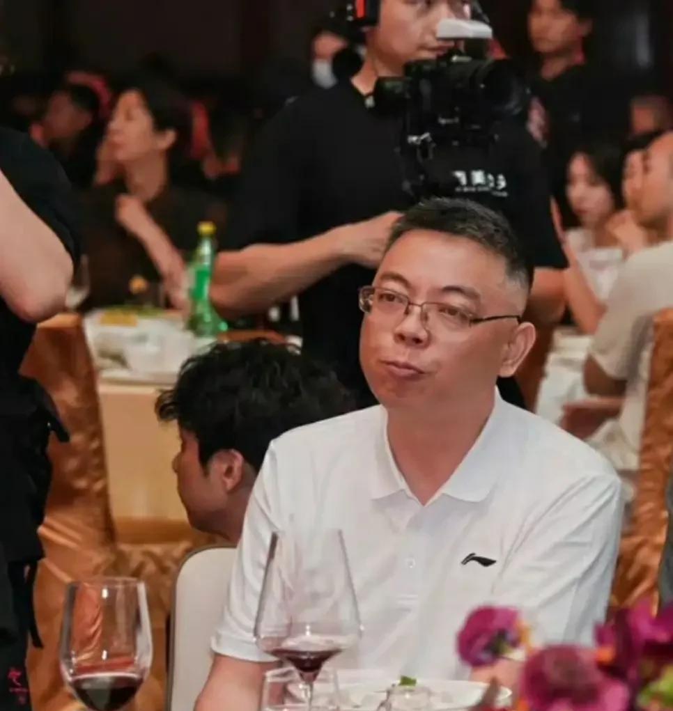 方俊这是比参加鸿门宴还难受啊！在广厦队的庆功宴上方俊明显看出来如坐针毡，心里是五