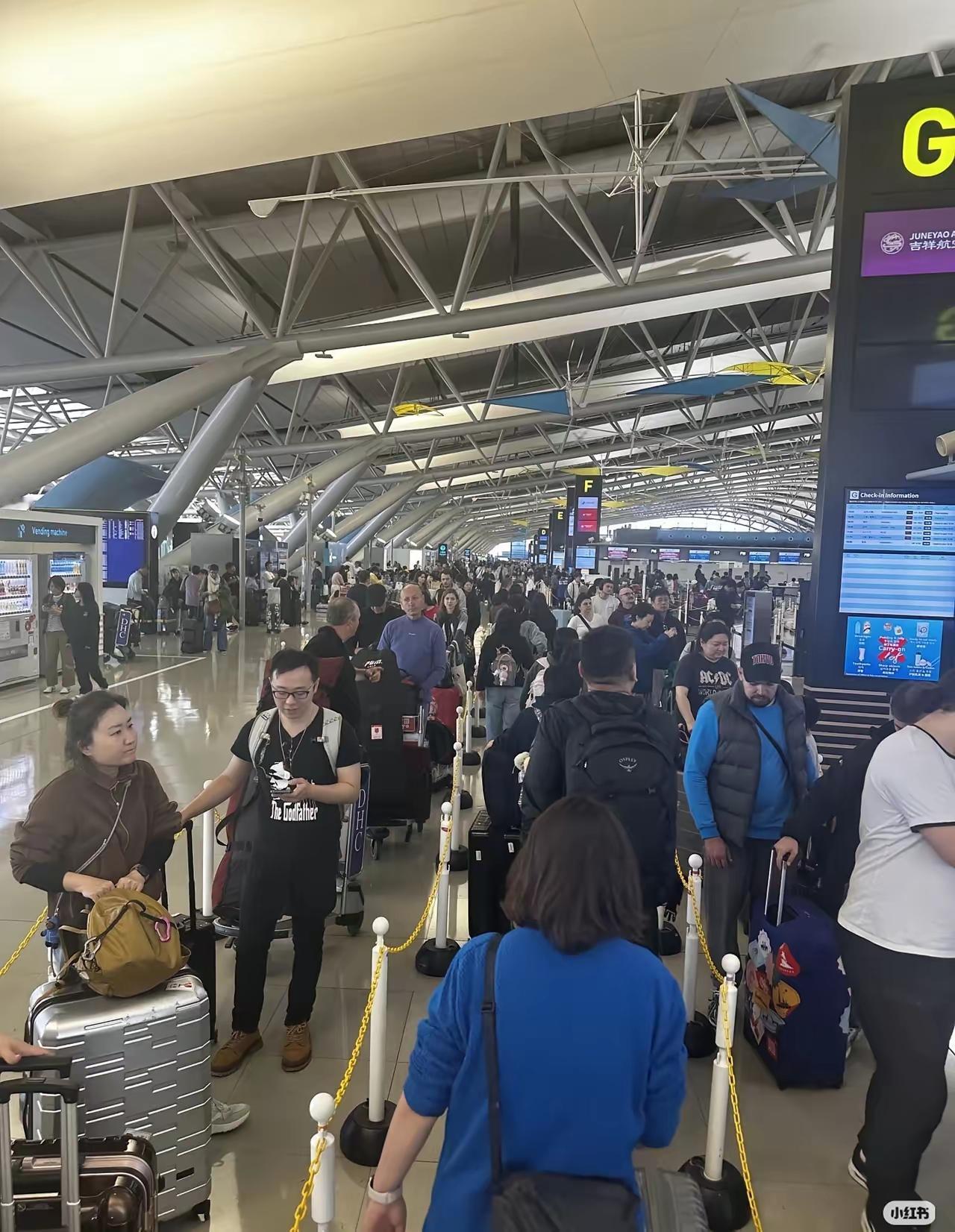 之前吵着嚷着“非去日本不可”的朋友，这下怕是把“糟心游”体验到极致了吧？咱就想不